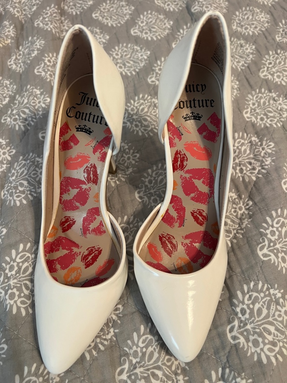 Juicy Couture Glossy White Pointed-Toe Pumps with Kiss-Print Insole